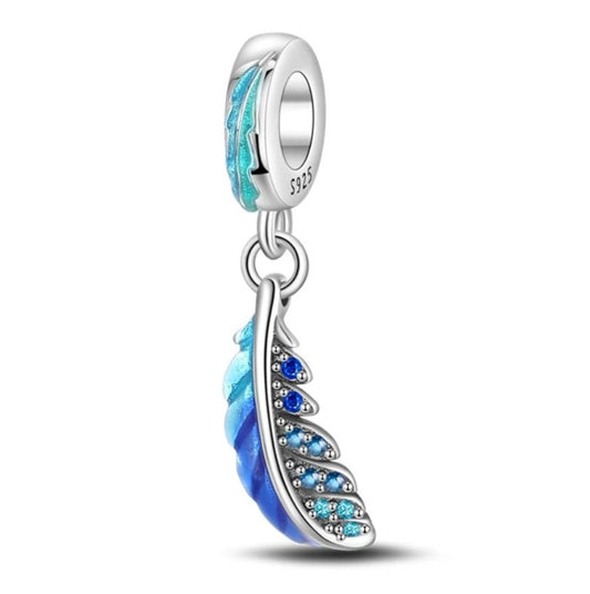 Charm Pluma Azul - palacecharacters